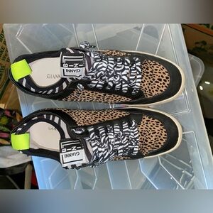 Gianni Bini leopard and black shoes. Size 6
